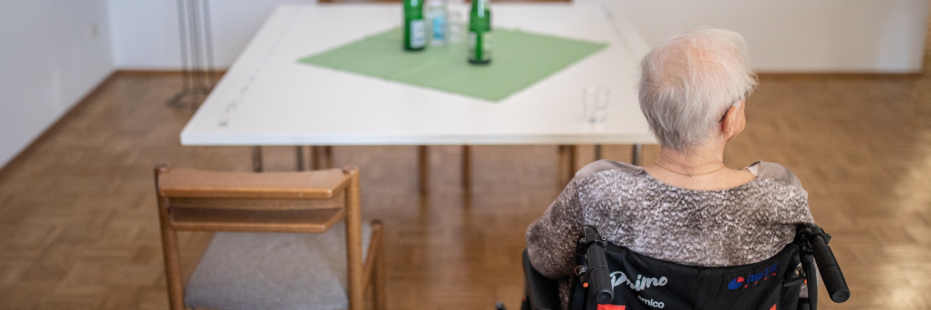 Eine Bewohnerin eines Pflegeheims in Düsseldorf: Bedürftige in Nordrhein-Westfalen müssen für die Betreuung am meisten aus eigener Tasche zuzahlen.