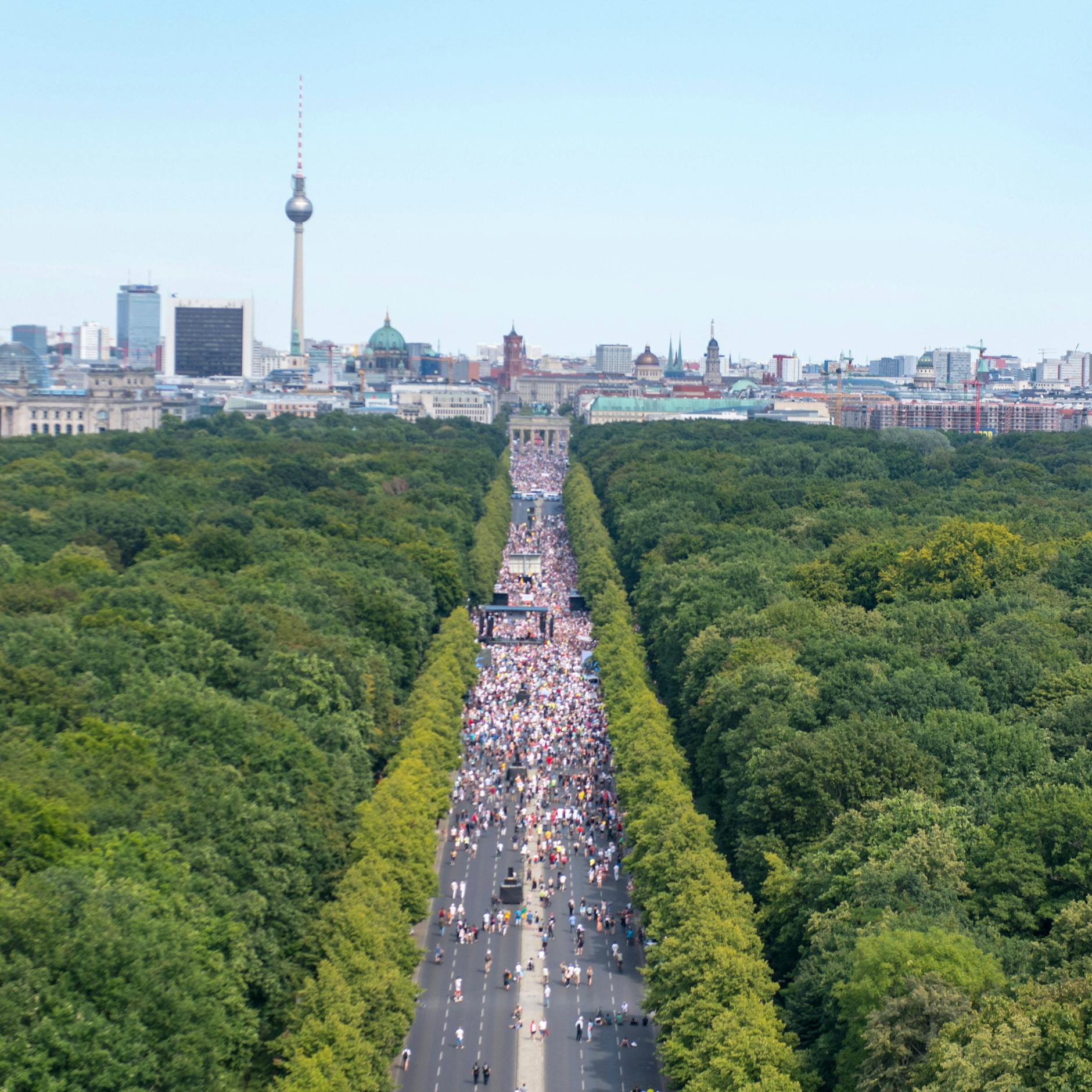 Anti-Corona-Protestzug auf der Straße des 17. Juni zu sehen.
