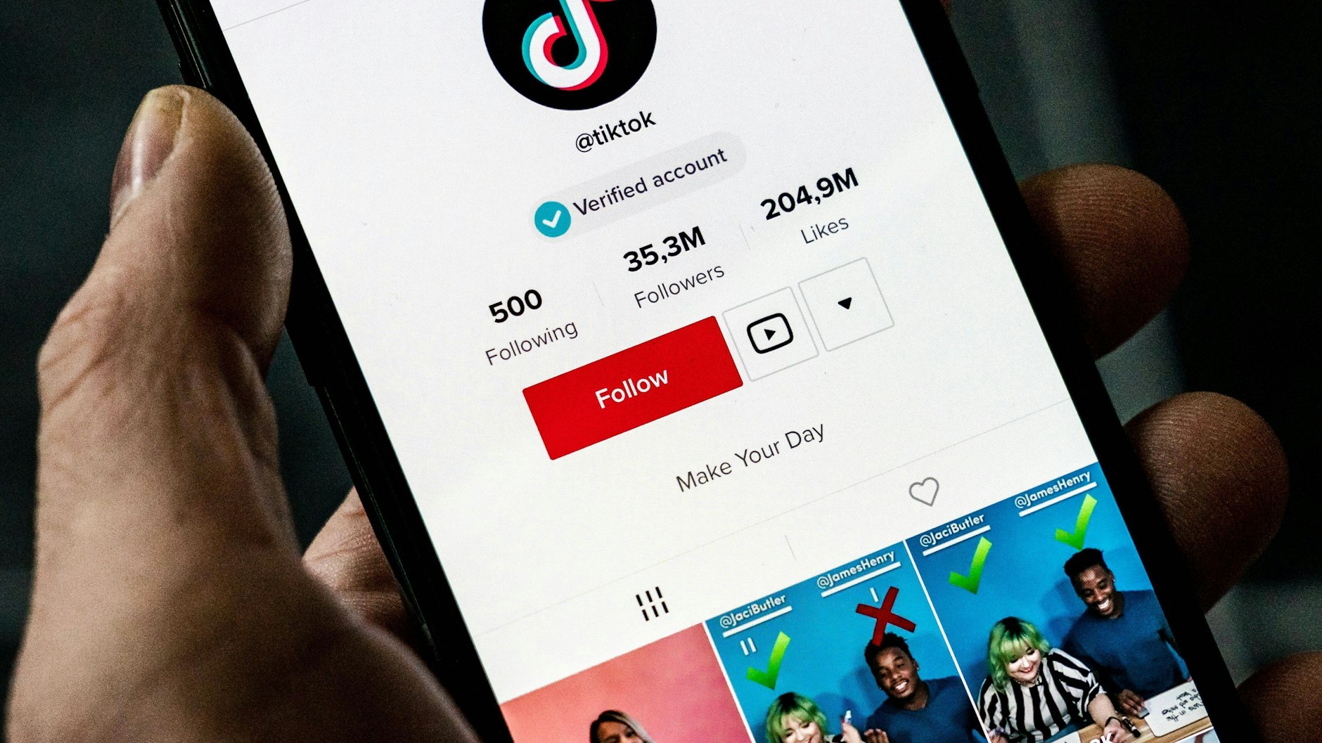 TikTok ist vor allem bei Jugendlichen beliebt, steht aber im Verdacht, der chinesischen Regierung Nutzerdaten zu liefern.