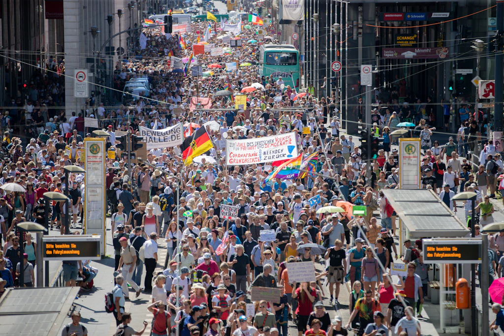 Thousands of corona-sceptics take to the streets of Berlin for a "Querdenker 711" demo on 1 August.&nbsp;