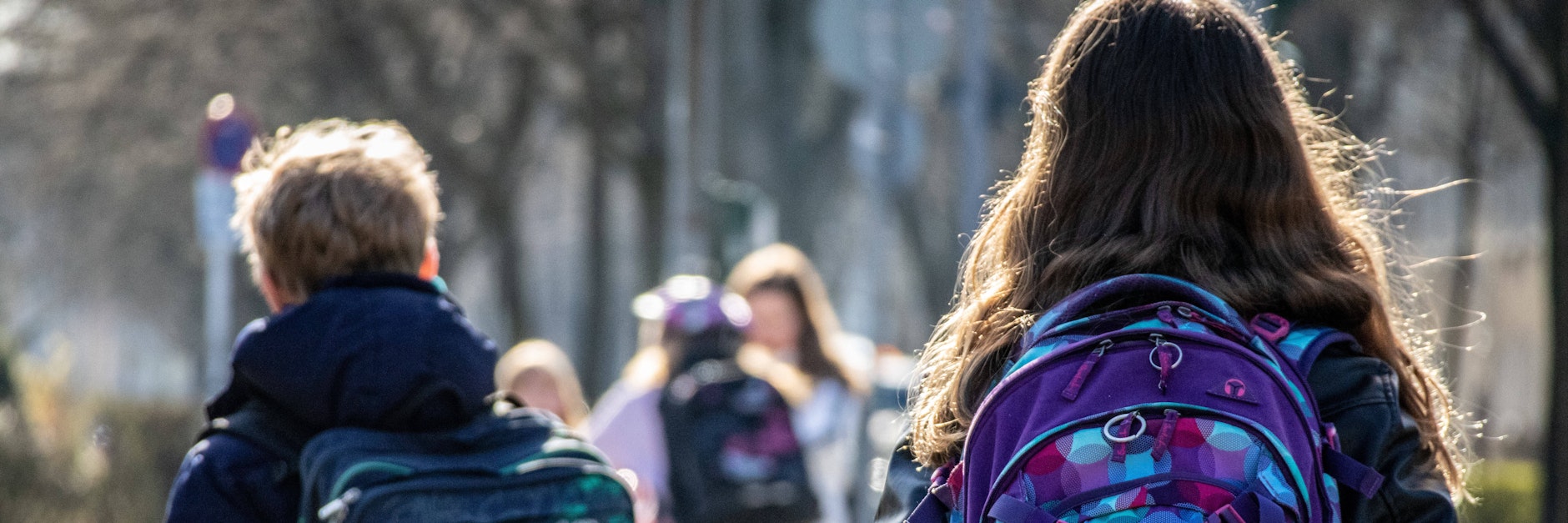 Schüler auf dem Weg zur Schule. Nehmen sie die BVG, müssen sie Masken tragen.