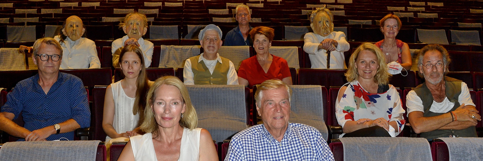 Die Schauspieler und Intendant Martin Woelffer (g. hinten) sitzen im Schiller-Theater und testen die Reihen.