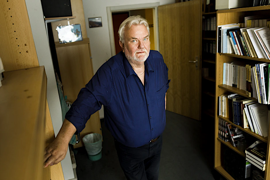 Historiker&nbsp;Ulrich van der Heyden in seinem Büro.