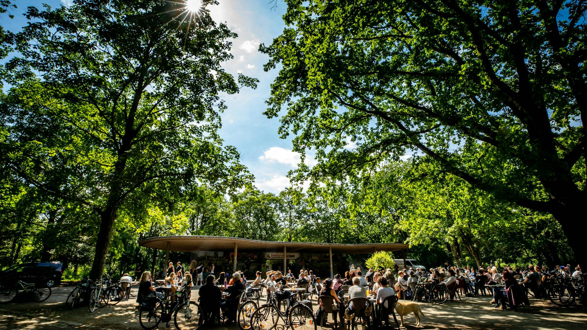 Ein voller Kiosk im Berliner Park Hasenheide zu Corona-Zeiten.