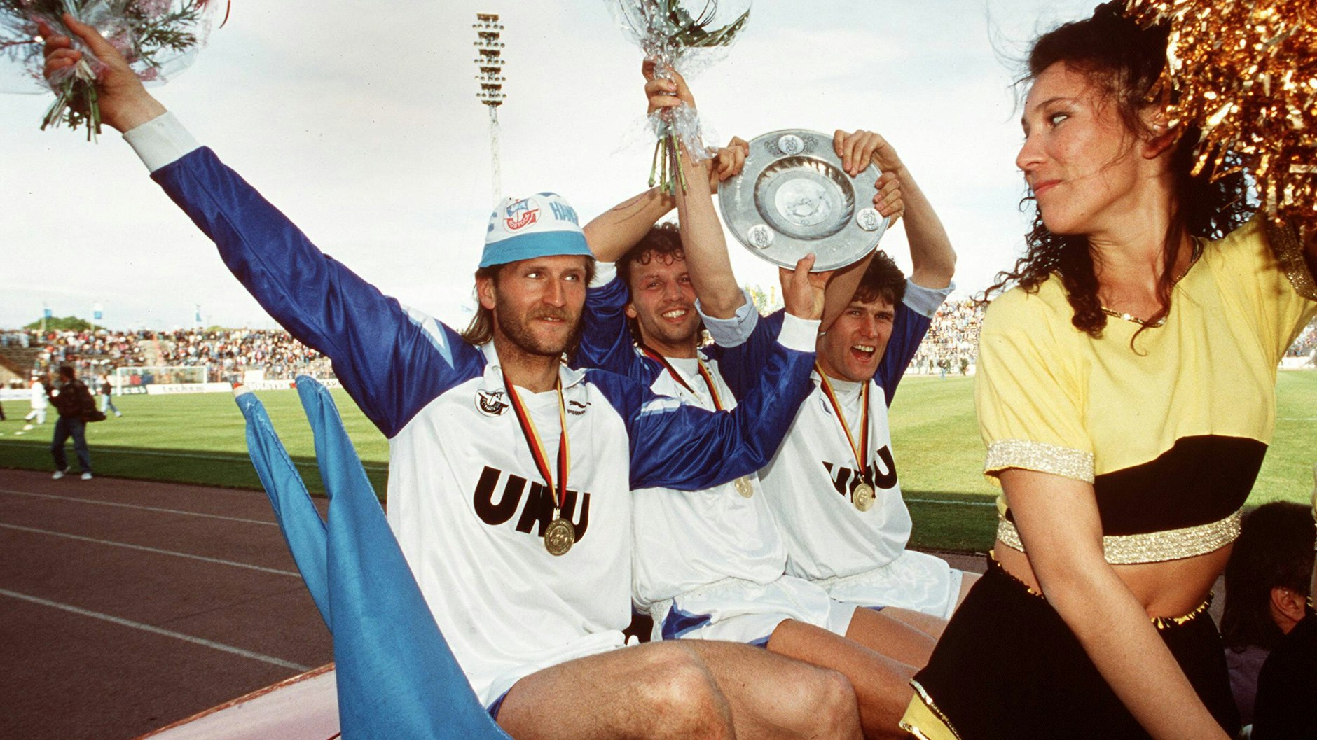 Ehrenrunde mit der Meisterschale: Andreas Babendererde und Hilmar Weilandt (2. v. l.) feiern die Meisterschaft. Mannschaftskollege Frank Rillich flirtet mit dem Cheergirl.<br><br>