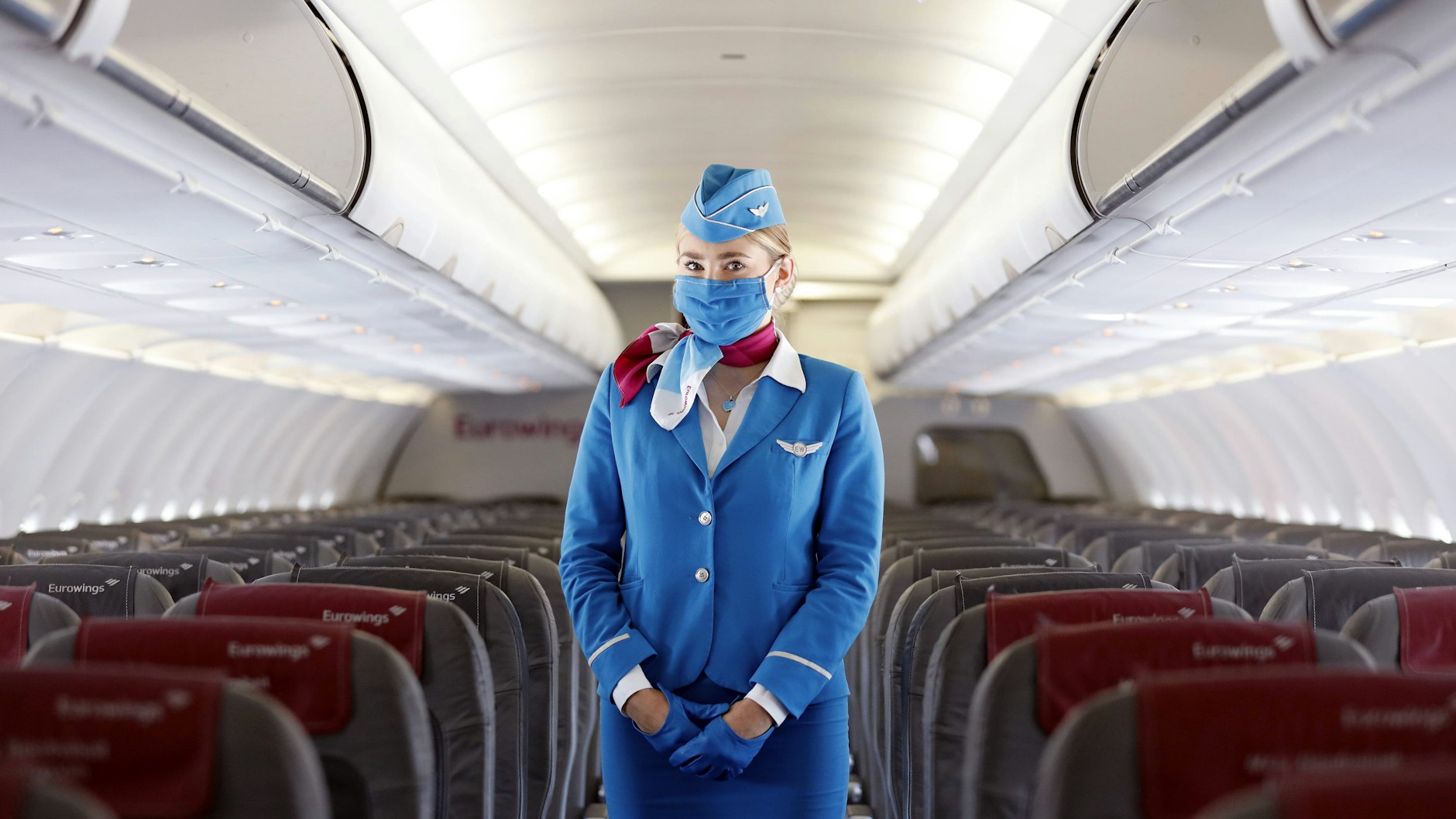 Flugbegleiterin erklärt die Maskenpflicht im Flugzeug