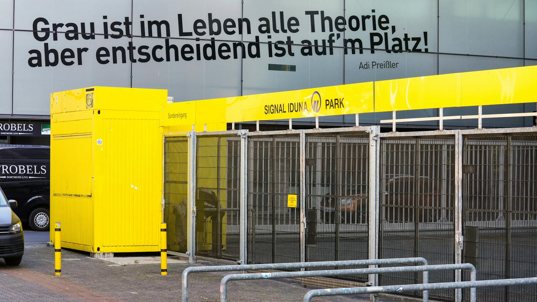 Fußballweisheit am Stadion von Borussia Dortmund. Von der Tribüne ist nicht die Rede.