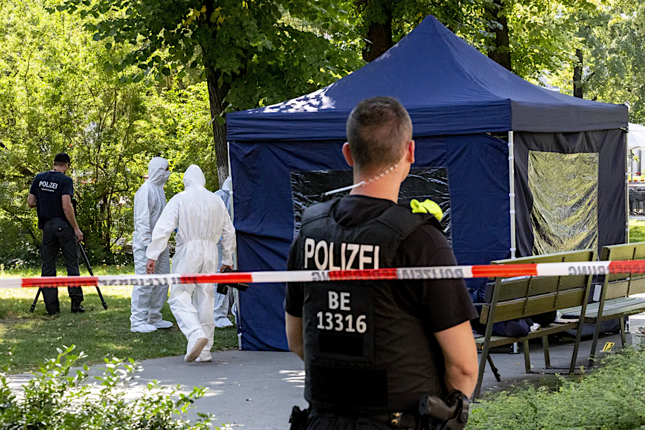 Beamte der Spurensicherung sichern in einem Faltpavillon Spuren an einem Tatort im Kleinen Tiergarten. Vor fast genau einem Jahr wurde dort ein Tschetschene mit georgischer Staatsangehörigkeit aus nächster Nähe von einem Fahrrad aus erschossen.&nbsp; &nbsp;