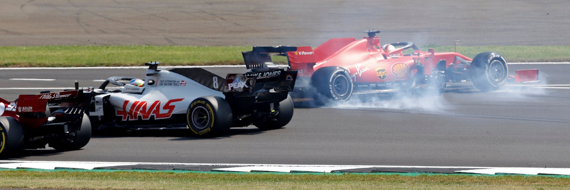 Sebastian Vettel hat seinen Ferrari nicht unter Kontrolle, dreht sich.