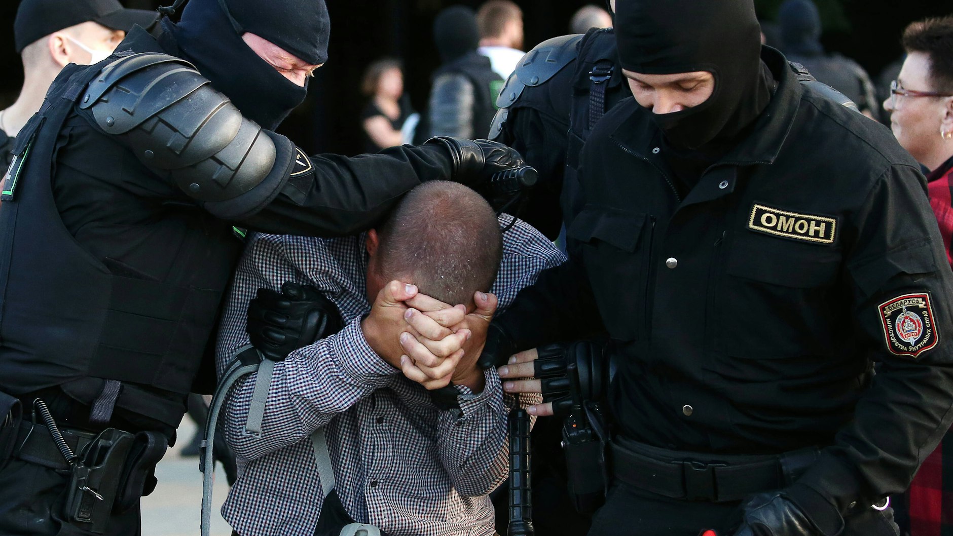 Polizisten nehmen bei Protesten in Minsk einen Demonstranten fest. Mit Gewalt versucht Präsident Lukaschenko an der Macht zu bleiben.