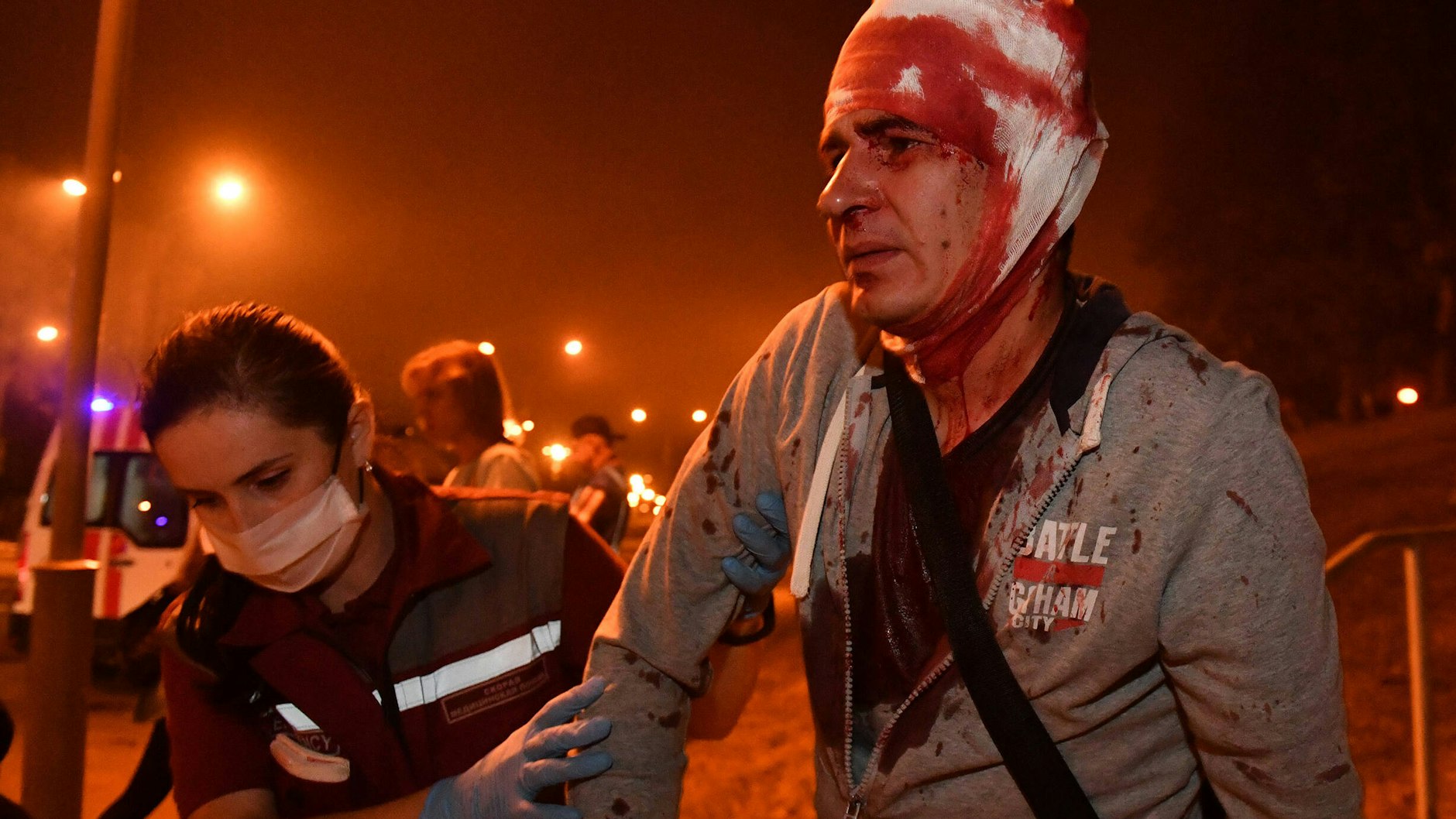 Eine Sanitäterin kümmert sich um einen verletzten Demonstranten. Tausende Weißrussen beschuldigen Diktator Lukaschenko des Wahlbetrugs, gehen gegen den Präsidenten auf die Straße. 