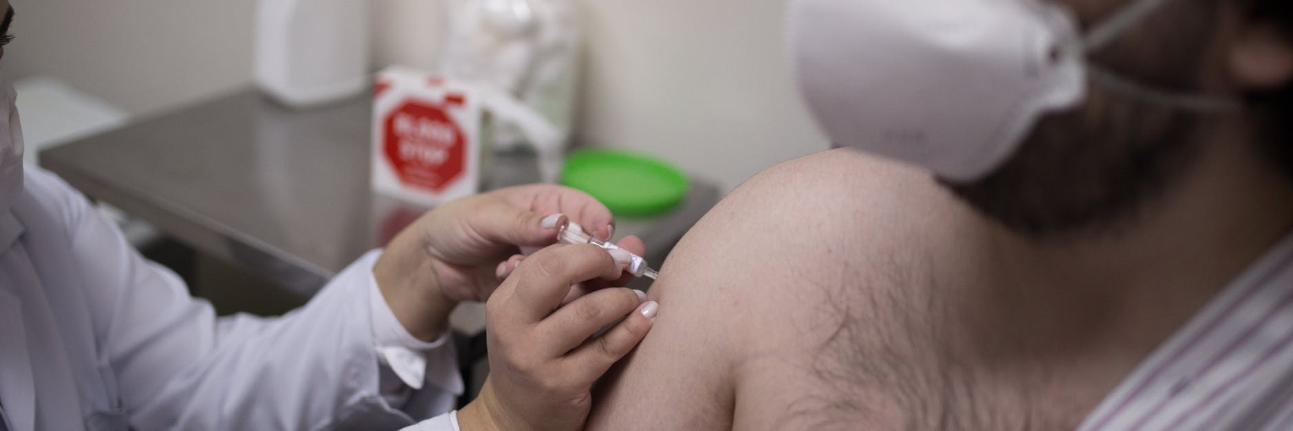 Ein Freiwilliger lässt sich im Institut für Infektiologie Emilio Ribas in Sao Paolo mit einem Corona-Impfstoff des chinesischen Pharmakonzerns Sinovac impfen. Es handelt sich um die dritte Testphase des Wirkstoffes. 