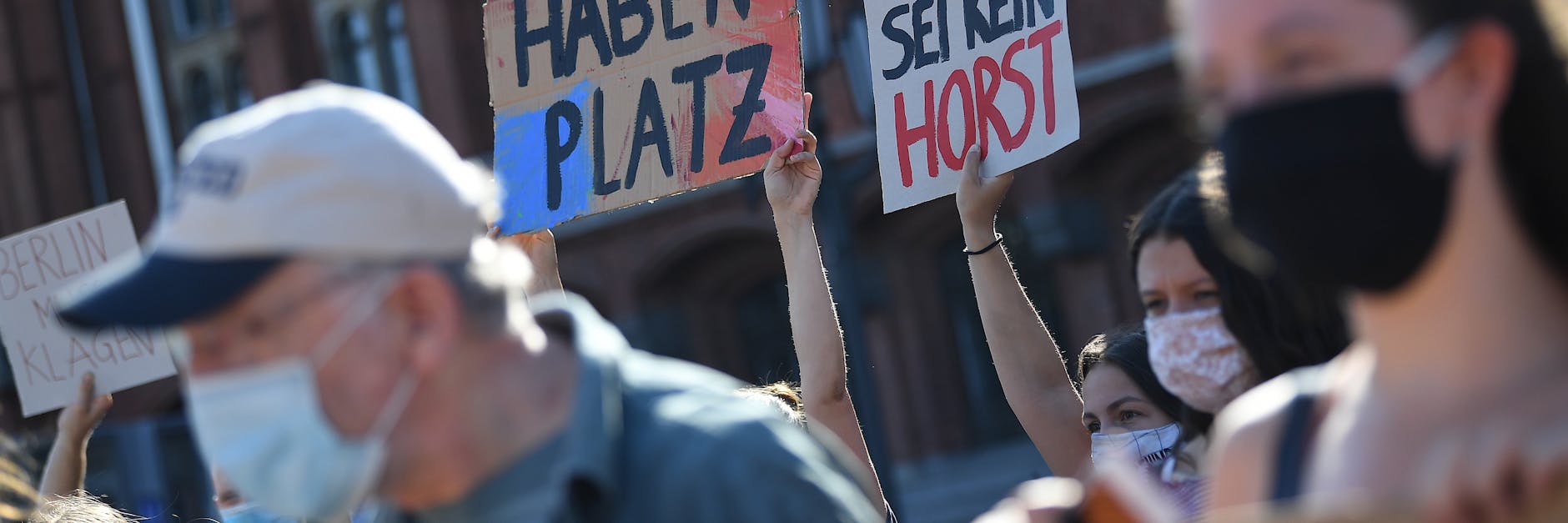 Demonstranten halten bei der Kundgebung des Vereins „Seebrücke Seehofer Druck machen - Berlin muss klagen!“ Schilder mit der Aufschrift „wir haben Platz“ und „sei kein Horst“. 