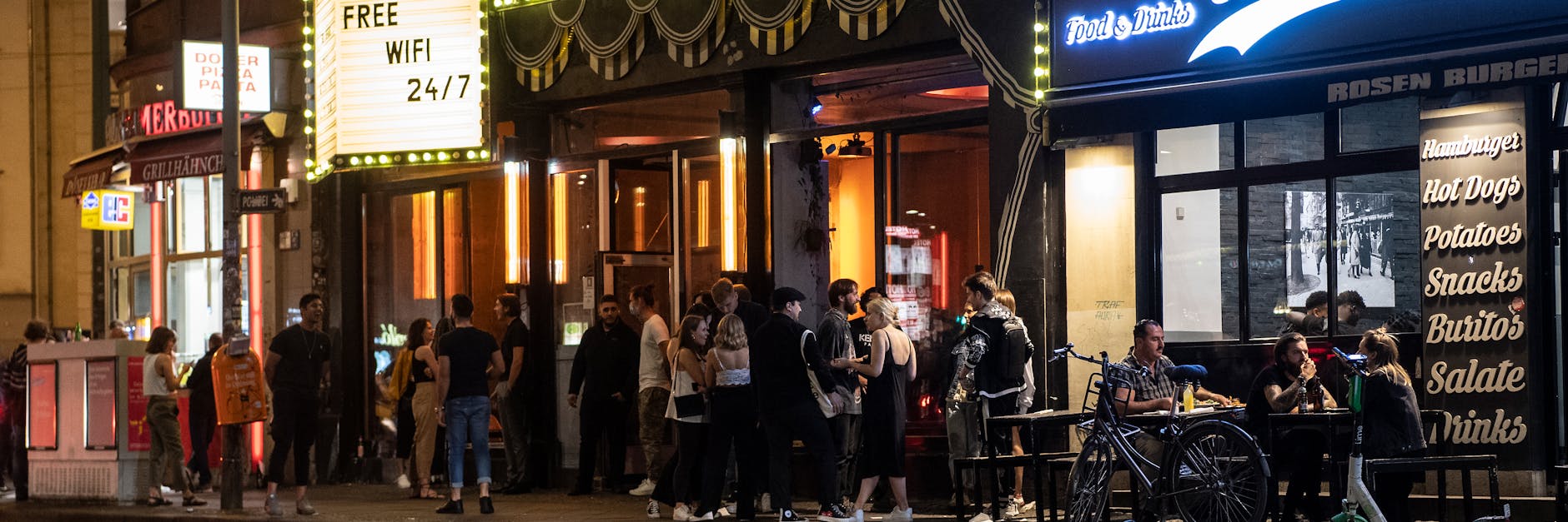 Abstand? Nein, danke. Vielfach stehen die Menschen an den warmen Abenden zu dicht vor den Gaststätten von Mitte beieinander.