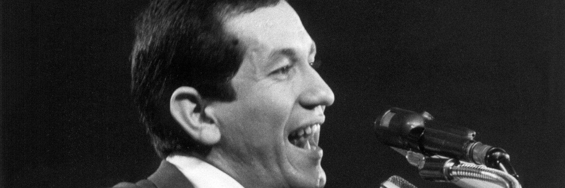 Trini Lopez während eines Auftritts 1964 in der Berliner Deutschlandhalle.