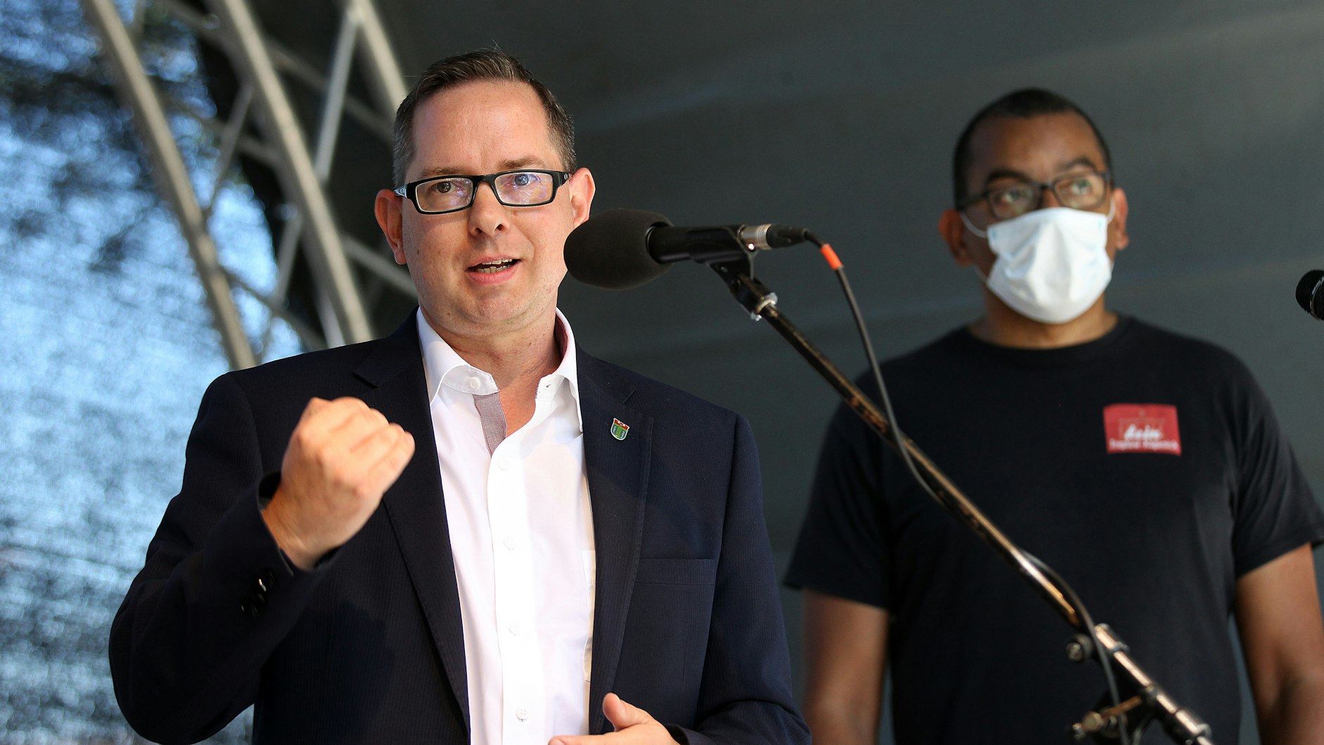 Oliver Igel, Bezirksbürgermeister von Treptow-Köpenick, redete auch auf der Schausteller-Kundgebung in der vergangenen Woche. Im Hintergrund: Robert Schaddach vom Tourismusverein.