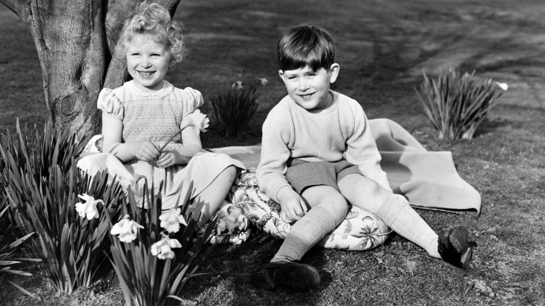 1954: Prinzessin Anne mit ihrem Bruder Charles in Windsor.