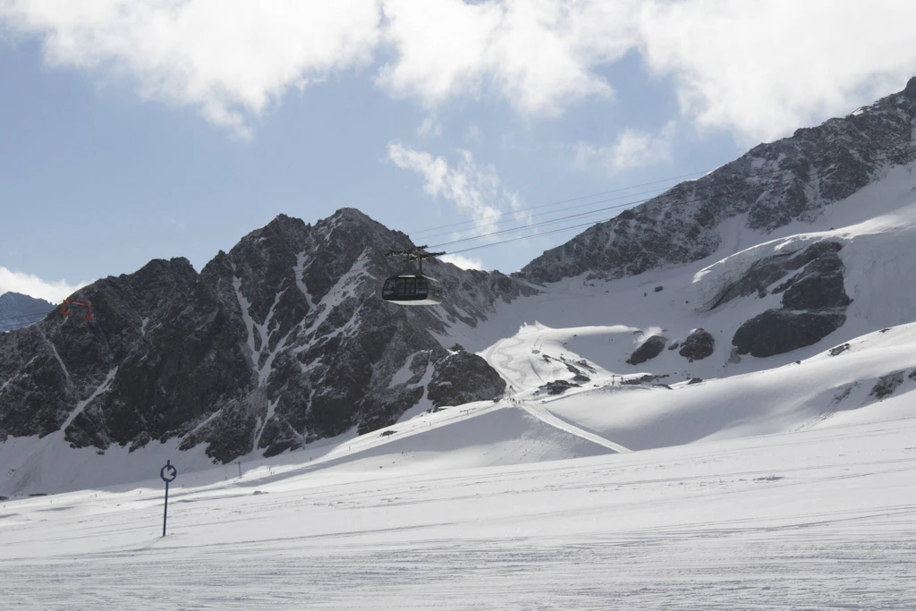 Corona: Erstes Skigebiet in der Schweiz sagt die kommende Saison ab