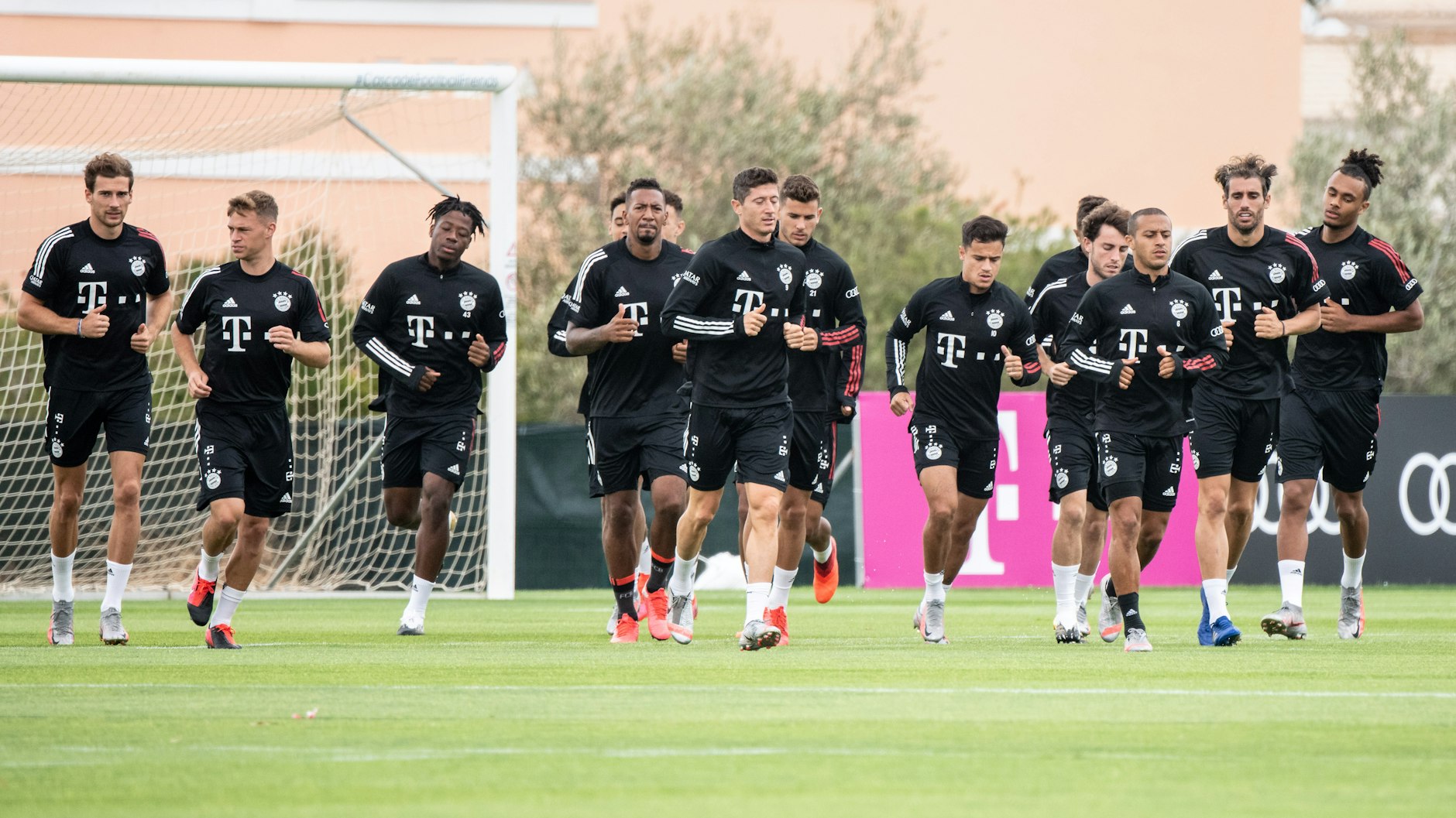 Die Profis des FC Bayern bereiten sich an der Algarve im Süden Portugals auf das Milliarden-Turnier vor.&nbsp;