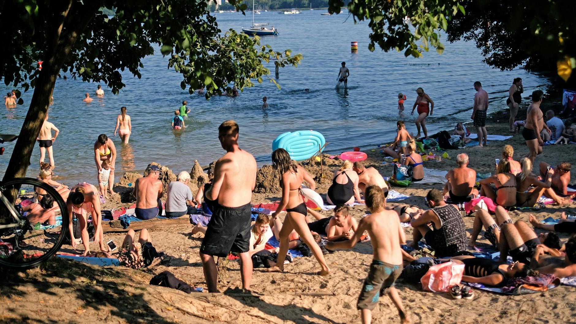 Badegäste am Tegeler See.