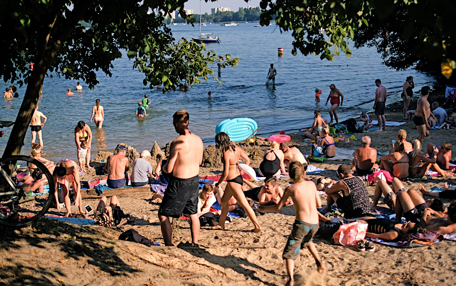 Badegäste am Tegeler See.