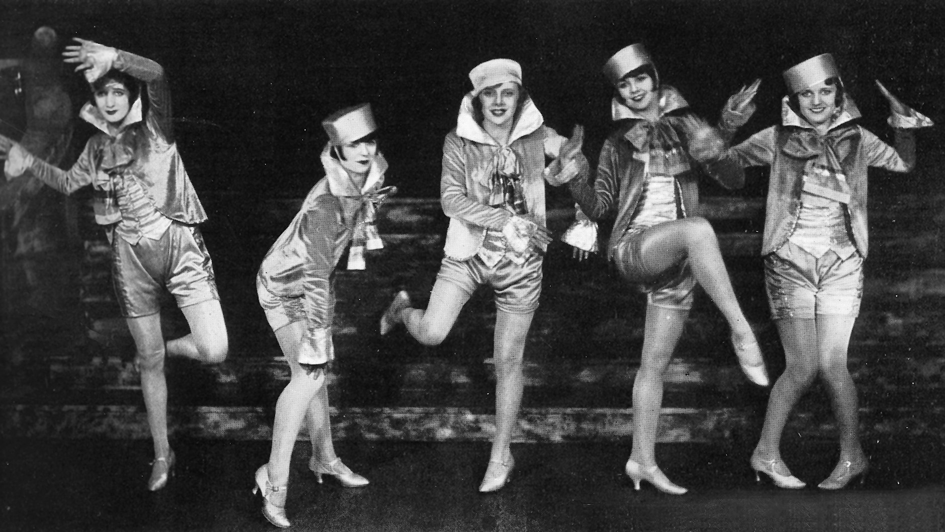 Der Charleston, ein US-Import, prägte als exaltierter Tanz die 20er-Jahre. Alles wackelte: Hüften, Schenkel, Waden, Füße, Arme, Hände.