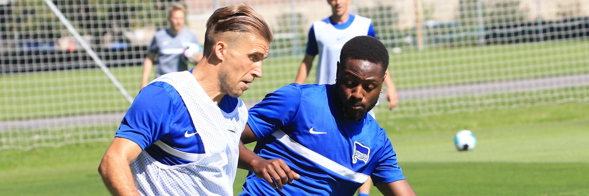 Herthas Peter Pekarik will sich in der neuen Saison auch gegen Zugang Deyo Zeefuik (l.) auf der rechten Abwehrseite behaupten.&nbsp;
