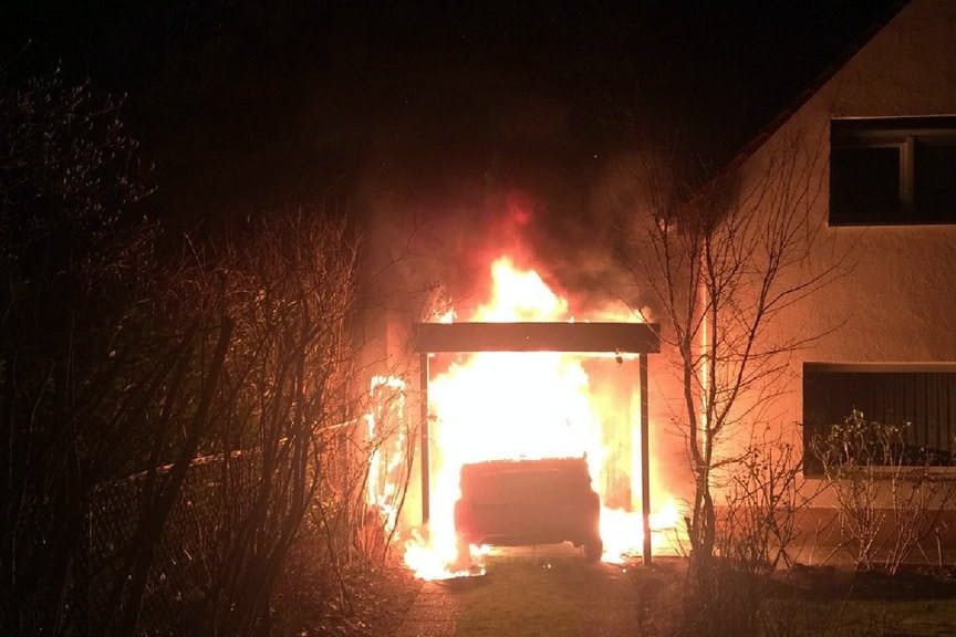 Der Smart von Ferat Koçak brennt – beinahe hätten die Flammen auf das Haus übergegriffen.