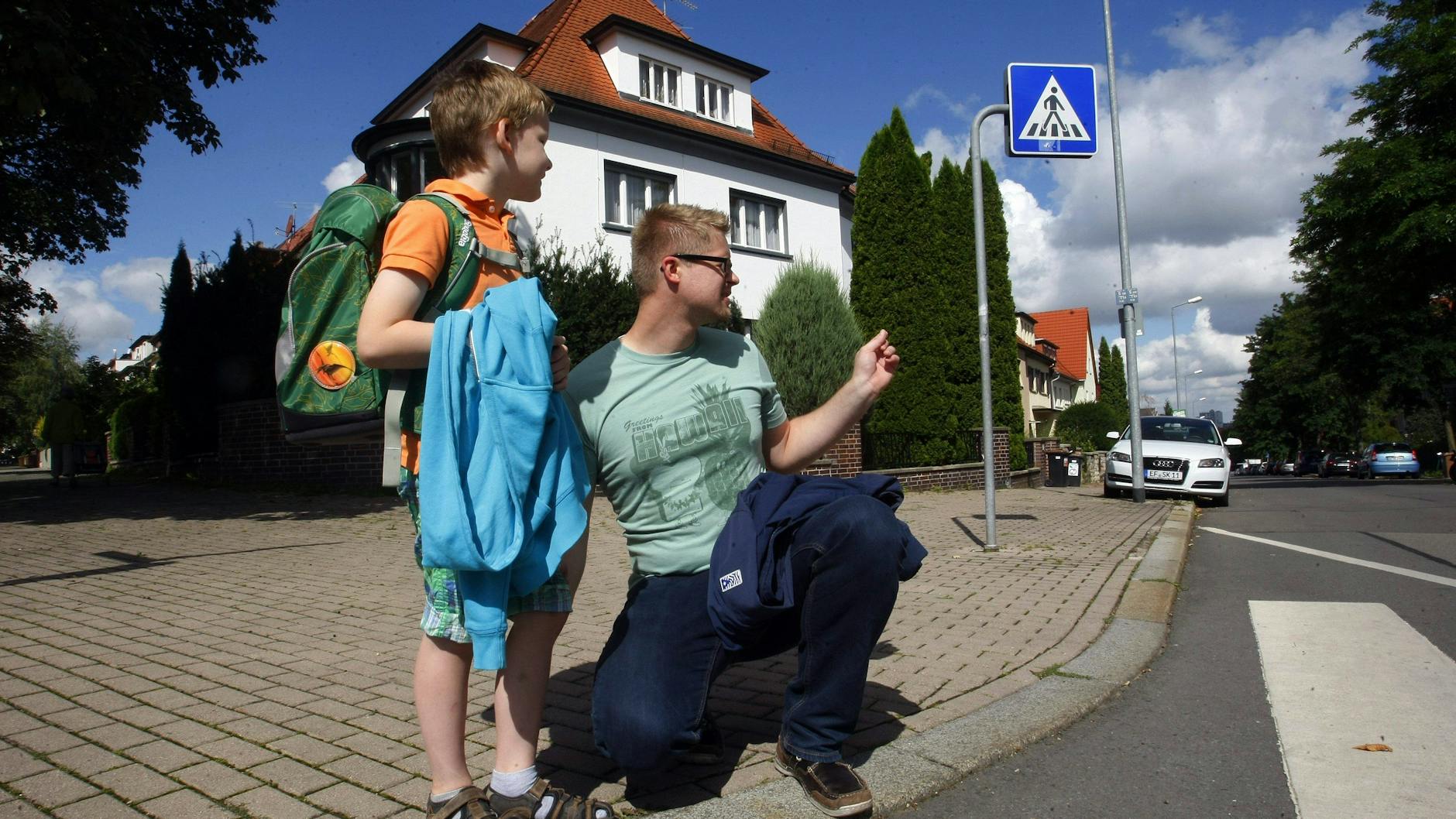 Sich beim Üben des Schulweges auf Augenhöhe des Kindes zu begeben, hilft Eltern, potenzielle Gefahren besser einzuschätzen.