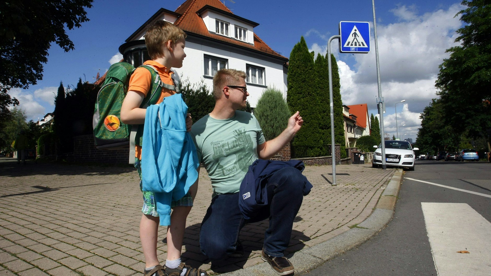 Sich beim Üben des Schulweges auf Augenhöhe des Kindes zu begeben, hilft Eltern, potenzielle Gefahren besser einzuschätzen.