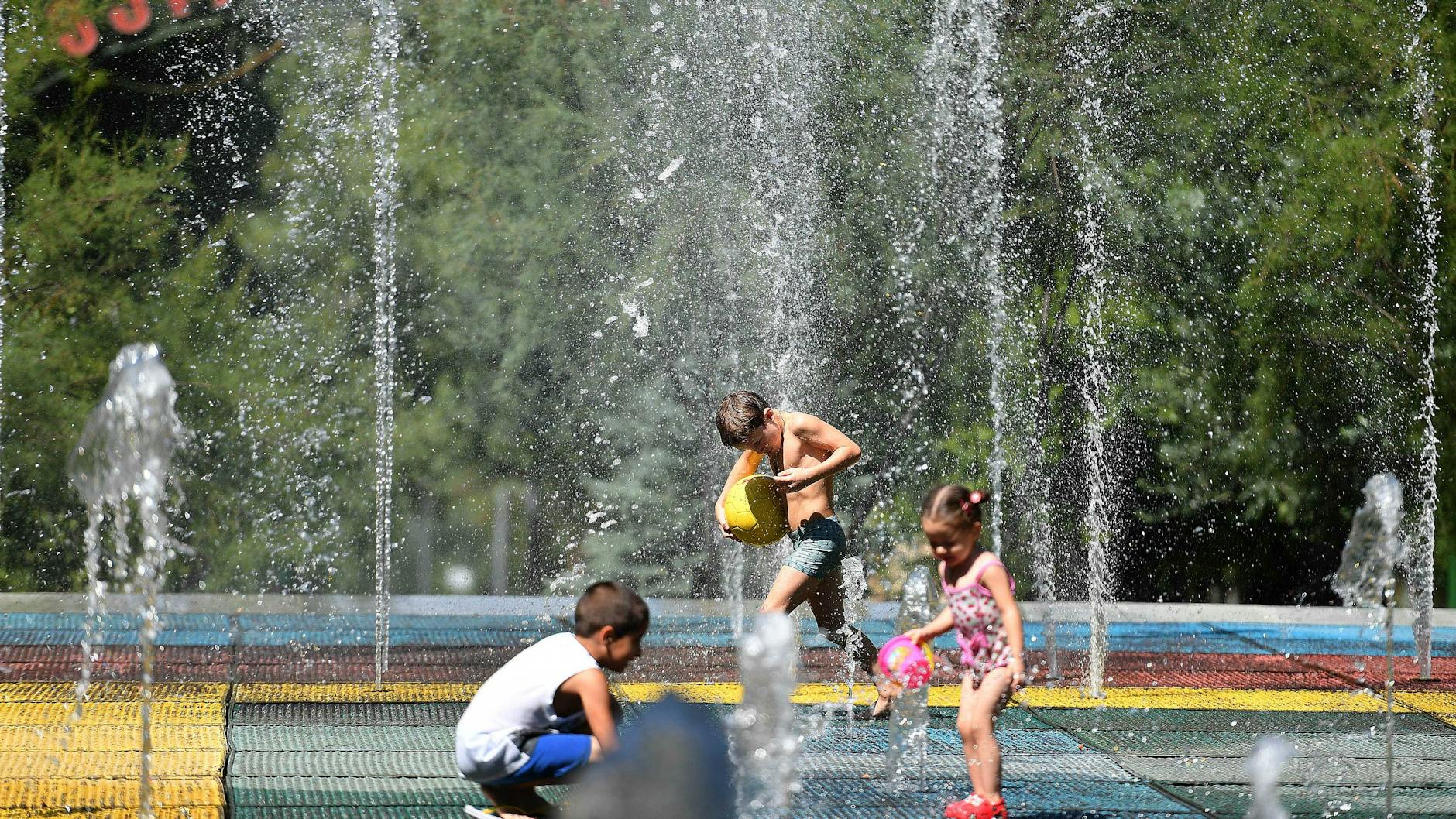 Kinder auf einem Spielplatz