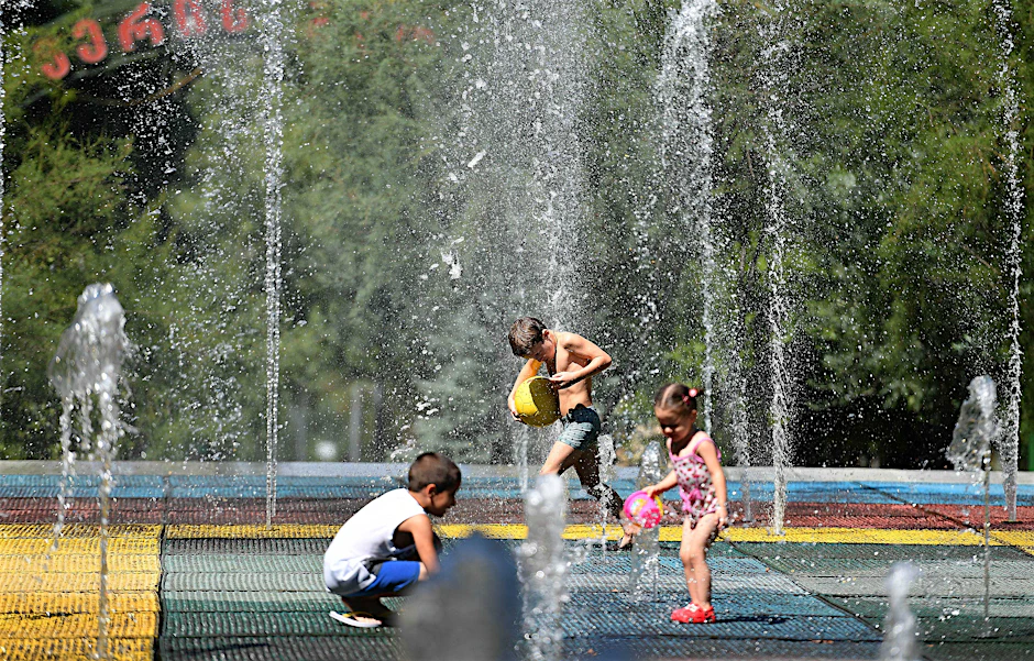 Kinder auf einem Spielplatz