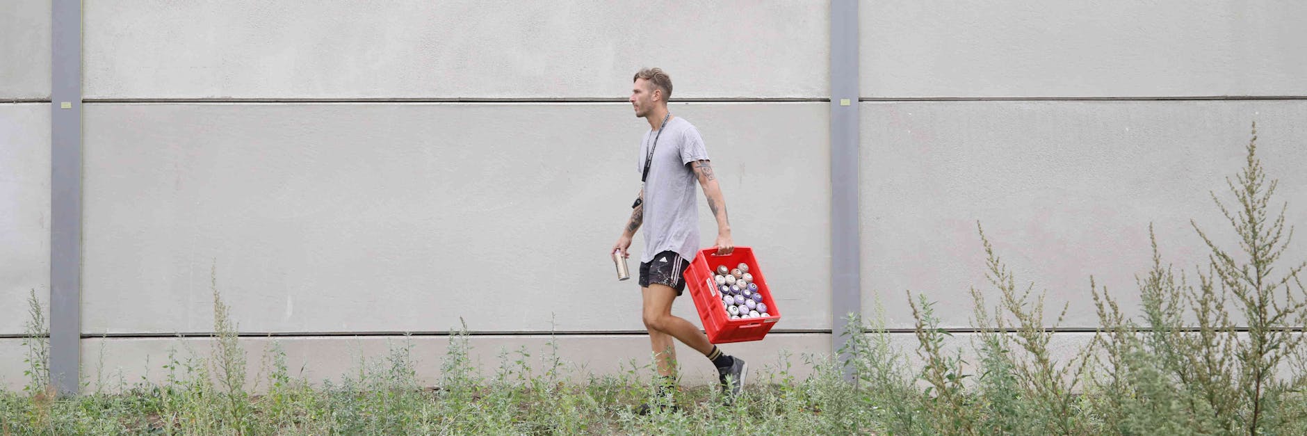 Dosen schleppen, damit es „Musik für die Ohren“ gibt: Tom (39) hat angefangen, mit anderen Künstlern die graue Schallschutzwand an der Märkischen Allee mit Graffiti-Malerei zu verschönern.