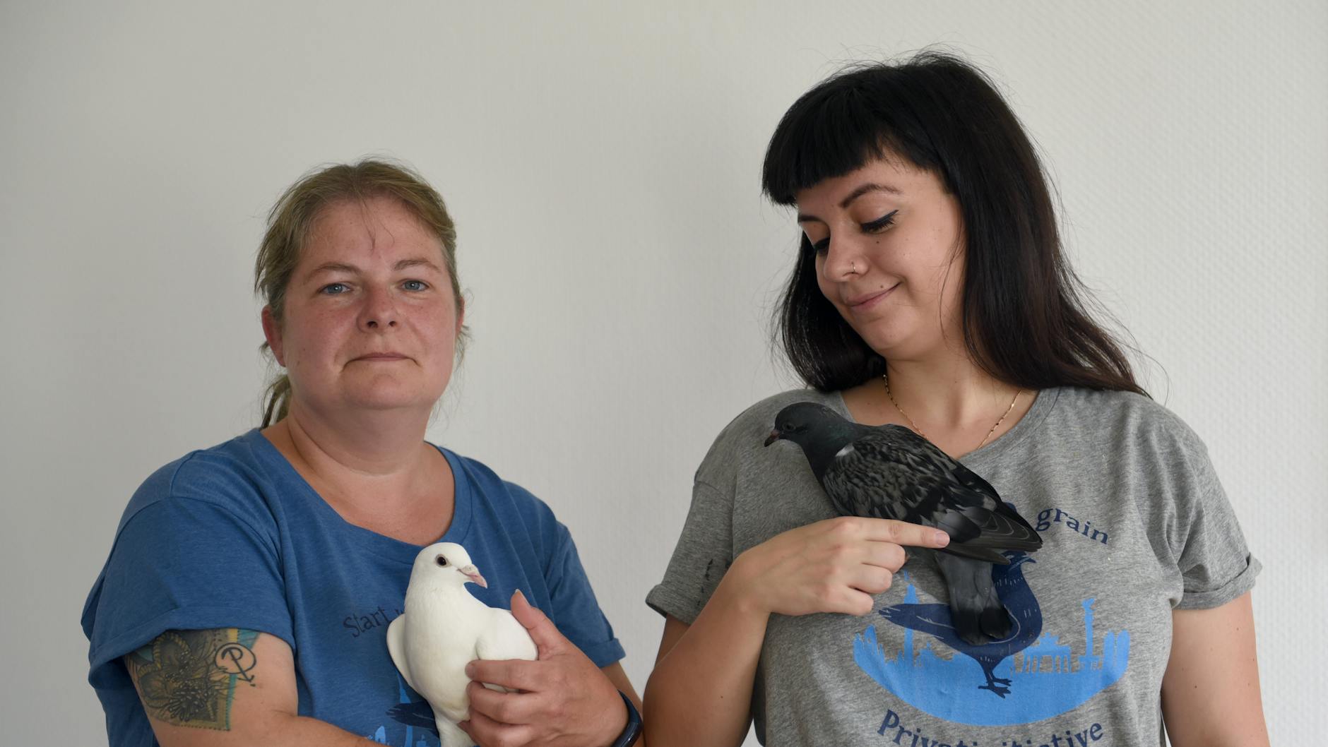 Jana K. und Sarah M. kümmern sich liebevoll um die Tauben.