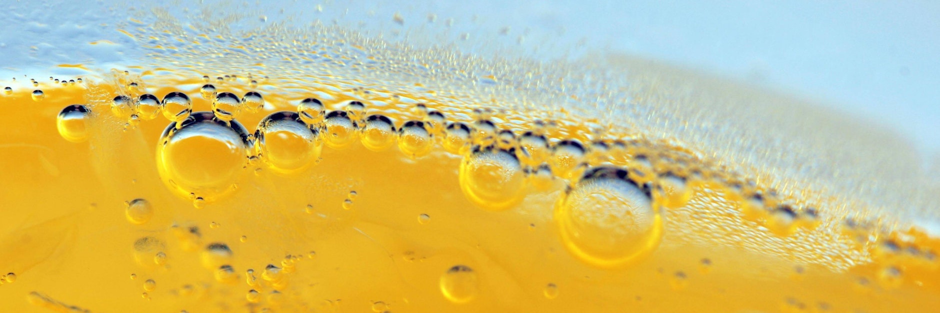Blubbernde Blasen in gelber zuckriger Flüssigkeit, schmeckt nach Orange.