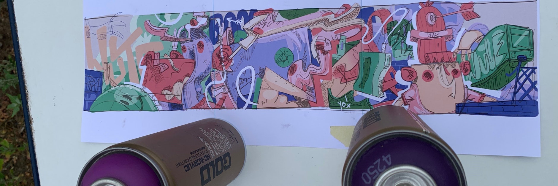 Auf einem Papierstreifen hat Tom skizziert, wie sein Wandgemälde aussehen soll.