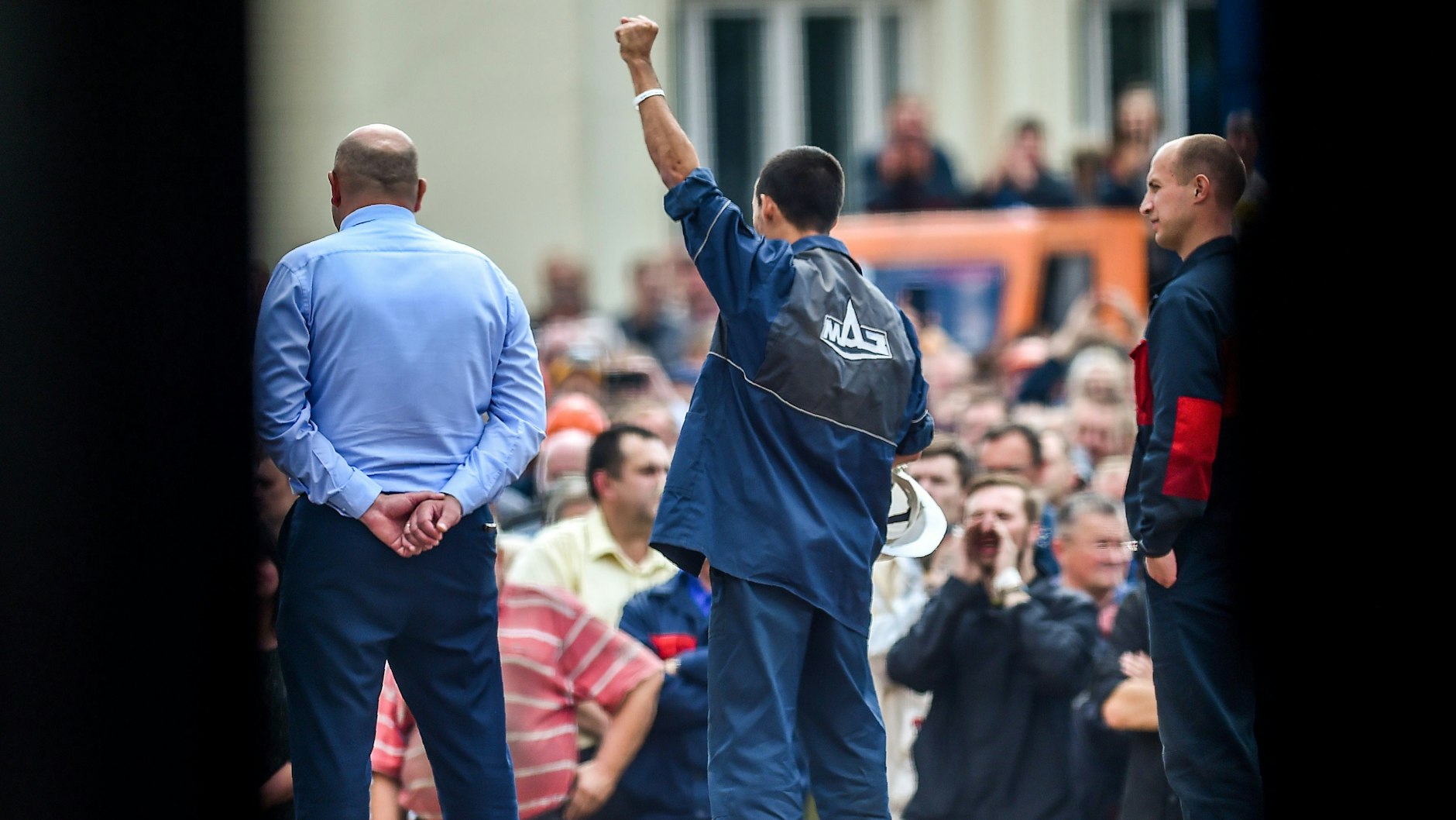 Ein Mitarbeiter einer Fahrzeug-Fabrik in Minsk streckt die Faust in die Höhe. Die Arbeiter starteten Streiks, um die Proteste gegen Lukaschenko zu unterstützen.