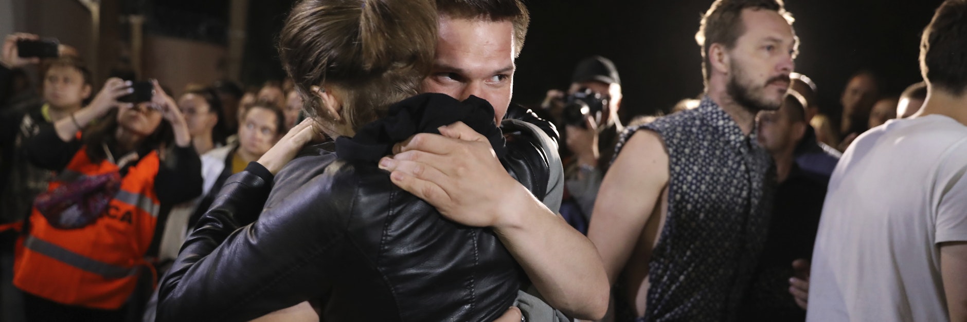 Ein Paar umarmt sich, nachdem es aus einer Haftanstalt entlassen wurde, in der Demonstranten nach einer Massenkundgebung im Anschluss an die Präsidentschaftswahlen saßen.