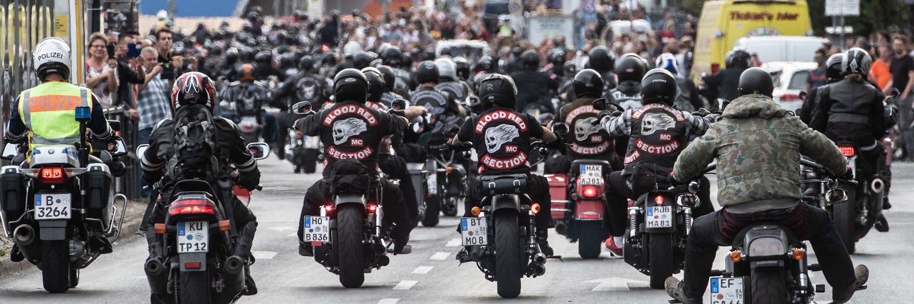 Motorradfahrer nehmen an der Demonstration der Rockerbande Hells Angels gegen das Verbot ihrer Vereinsabzeichen teil.