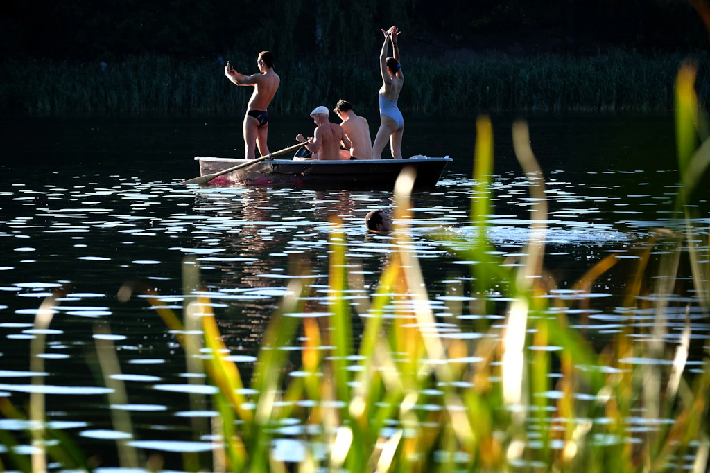 Pommes, Stau und Neonazis, die keine sind: Was Berliner am Brandenburger Badesee erleben
