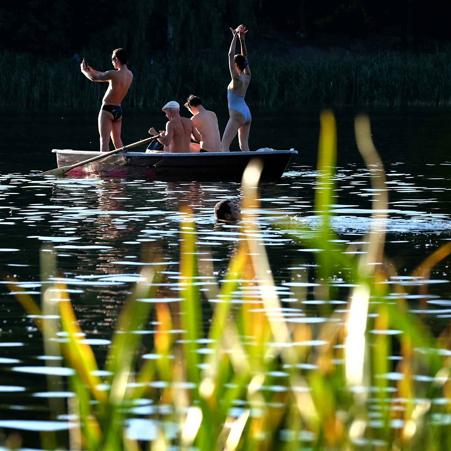 Pommes, Stau und Neonazis, die keine sind: Was Berliner am Brandenburger Badesee erleben