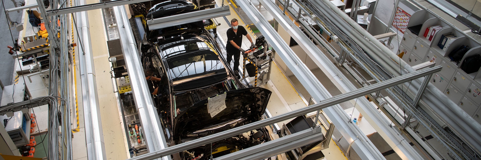 Besonders die konjunkturabhängige Autobranche litt unter der Corona-Krise. Die Hersteller haben schon kürzere Arbeitszeiten vereinbart.