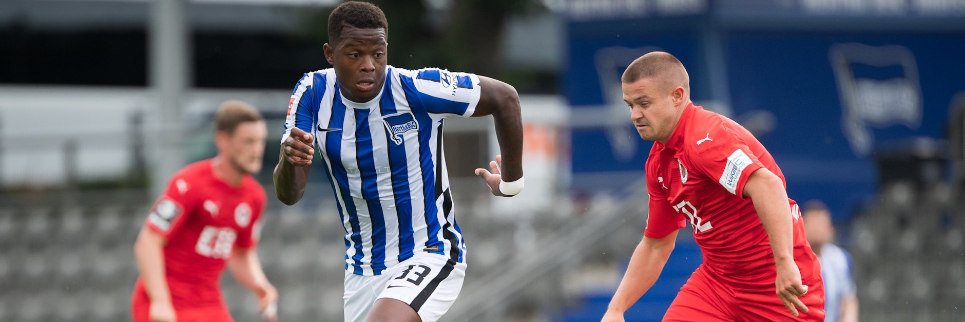 Herthas Daishawn Redan entwischt im Laufduell gegenspieler Kevin Holzweiler von FC Viktoria Köln und traf zum 2:0.