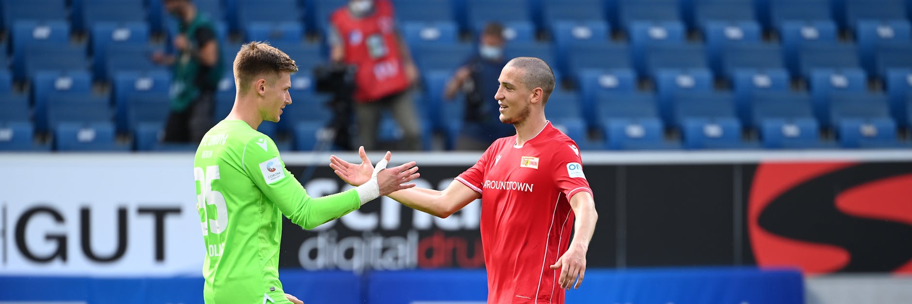 Mach's gut, Moritz! Vorweggenommener Abschied sozusagen. Keven Schlotterbeck verabschiedet hier schon Keeper Nicolas. Die Gladbacher Leihgabe zieht es nach Osnabrück.<br><br>