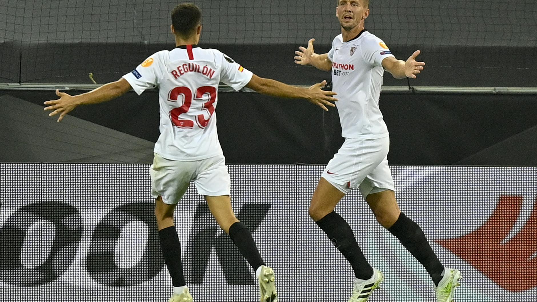 Luuk de Jong trifft für den FC Sevilla, feiert im Anschluss mit dem Teamkollegen Sergio Reguilon.