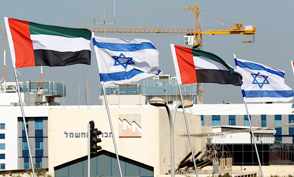 Die Flaggen Israels und der Vereinigten Arabischen Emirate in Netanya.