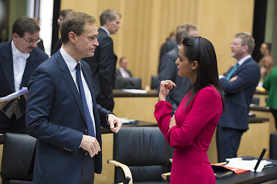 Der Regierende Bürgermeister Michael Müller und seine Staatssekretärin Sawsan Chebli bei einer Bundesratssitzung.