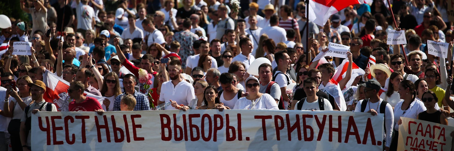 Auf Transparenten forderten die Demonstranten in Minsk freie Wahlen und die Freilassung aller politischen Gefangenen.