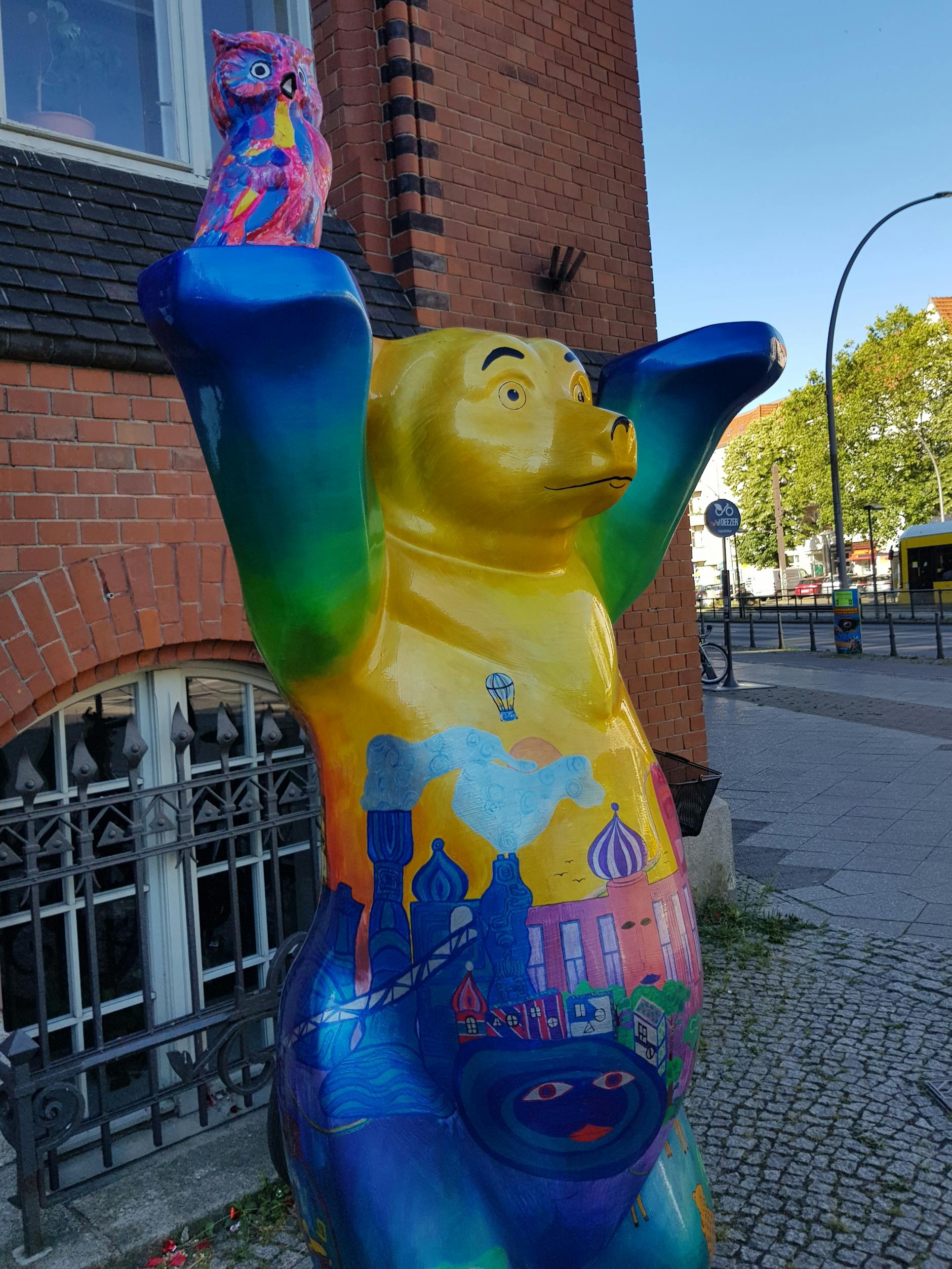 Wer hat die Eule auf dem Buddy-Bär vor dem Rathaus Lichtenberg gestellt?<br>