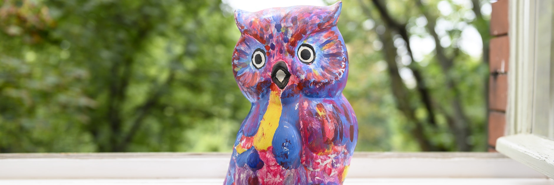 Das ist die kunterbunte Eule aus Keramik, die den Mitarbeietern im Lichtenberger Rathaus zuflog.<br>